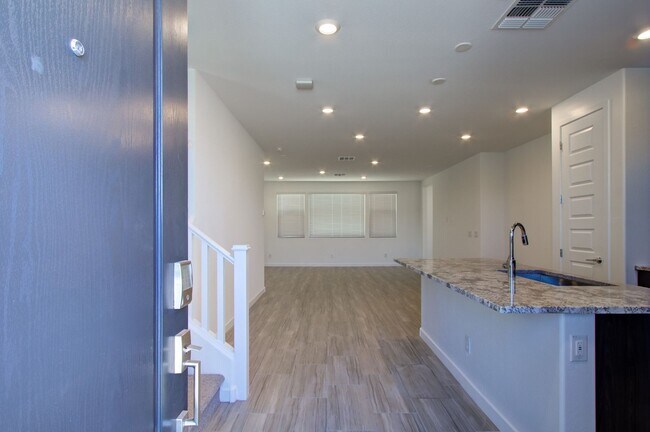 Building Photo - 1087 E Chapman Dr