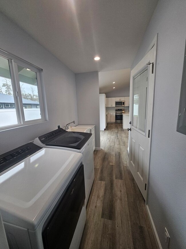 Building Photo - Beautifully NEW Home in Volcano