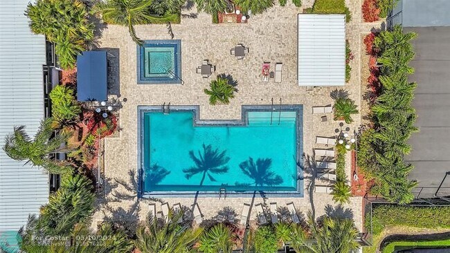 Building Photo - 1100 SE 5th Ct