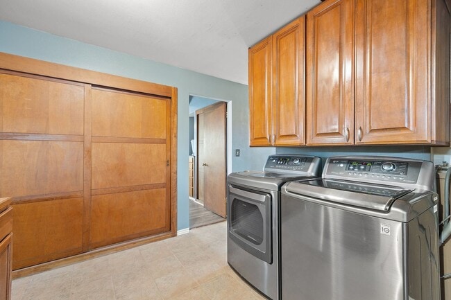 Building Photo - Adorable 3 Bedroom 2 Bathroom Single Story Family Home