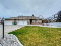 Building Photo - Immaculately Kept Valley Duplex