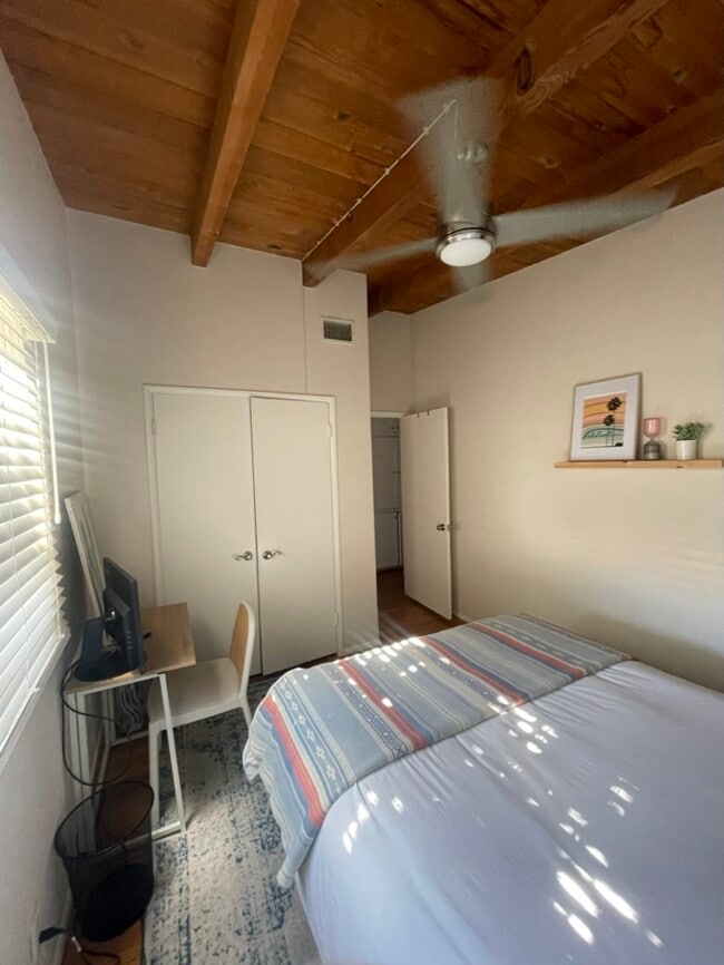 Building Photo - 3200 Oak Ave