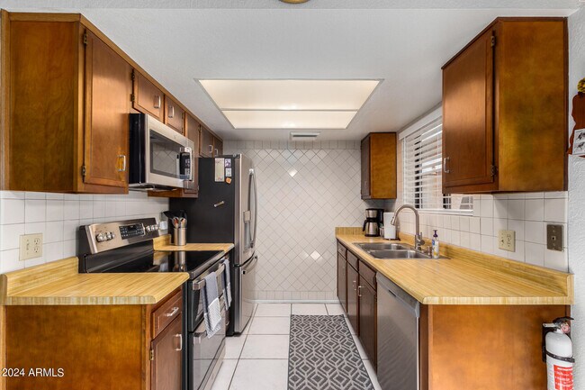 Building Photo - 16336 E Palisades Blvd