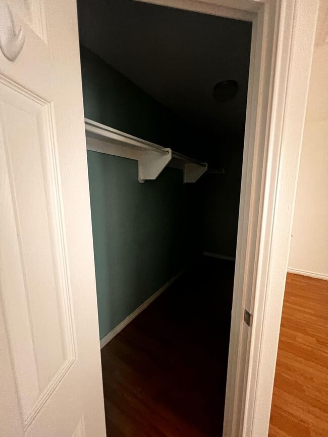 Building Photo - Large 3/2 Kingsville