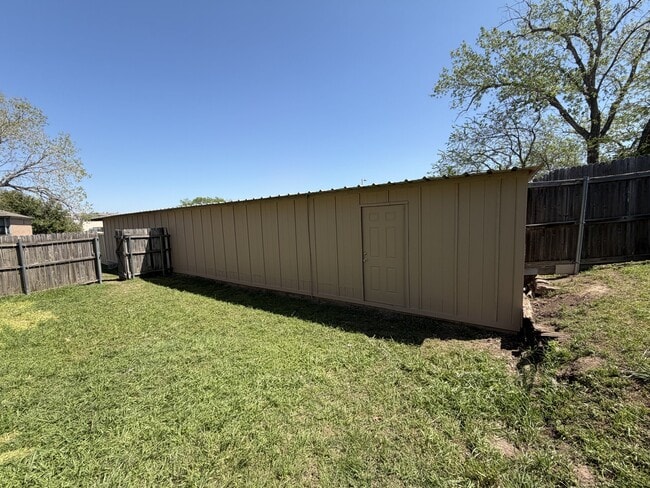 Building Photo - 220 Vista Way