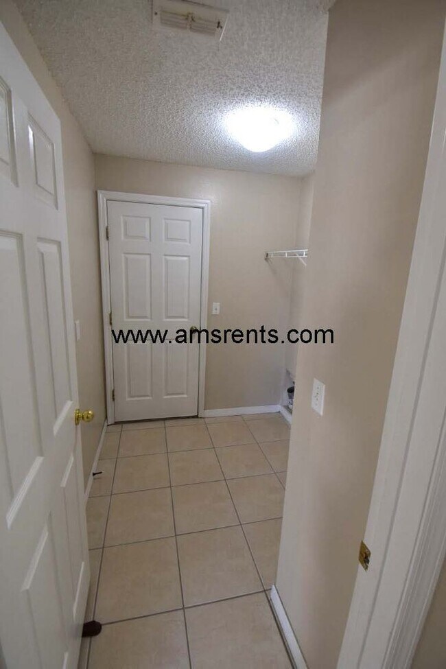 Building Photo - Spacious 3 bedroom 2 bath in Poinciana