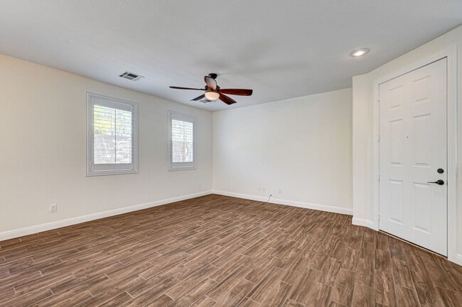 Building Photo - Stylish Townhome with Private Patio!