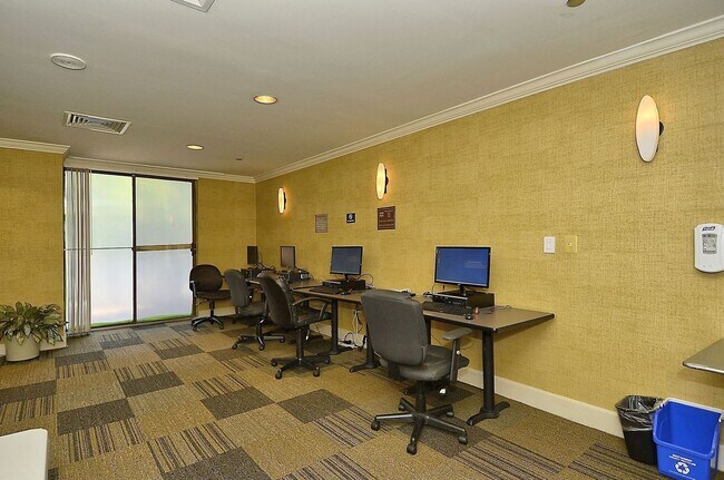 Building Photo - 1 Bed 1 Bath - Rockville Condo - Completel...