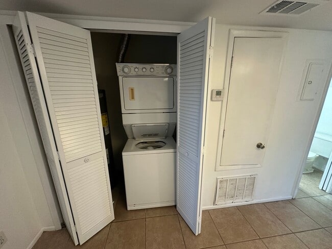 Building Photo - GREAT 2/2.5 Townhome Near UCF! Available Now!