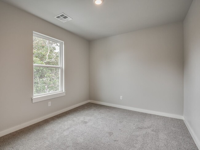 Building Photo - Spacious 4-Bedroom Home with Thoughtful De...
