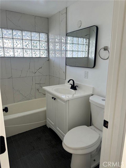 Building Photo - 9511 Hayvenhurst Ave