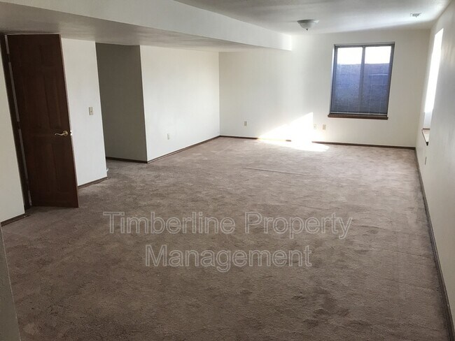 Building Photo - 936 Caribou Dr W