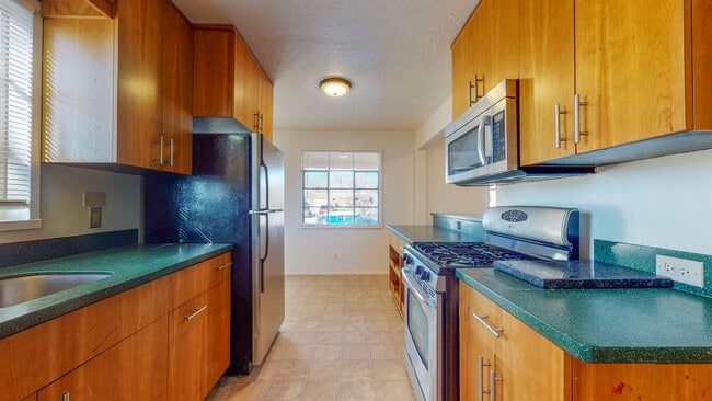 Building Photo - UPTOWN 3 Bedroom +Office  2 Bath with Garage
