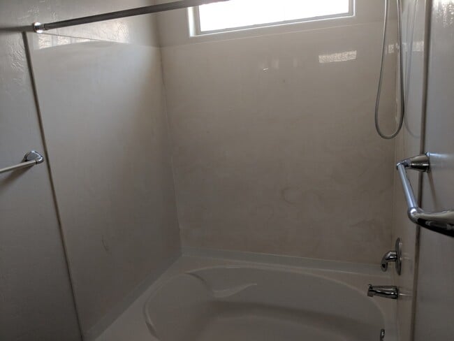 Building Photo - 3 Bedroom 2 Bath Rental.