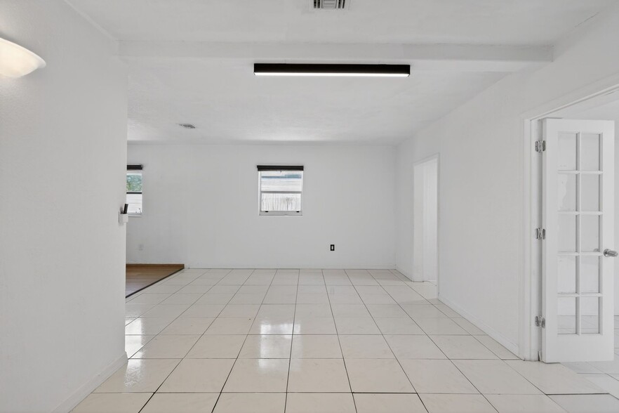 Building Photo - 76 NE 170th St