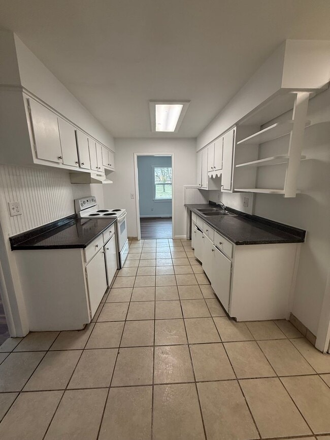 Building Photo - 4 Bedroom 2 Bathroom House Available NOW!