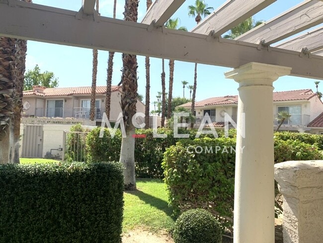 Building Photo - Beautiful Two Bedroom Condo in a Stunning ...