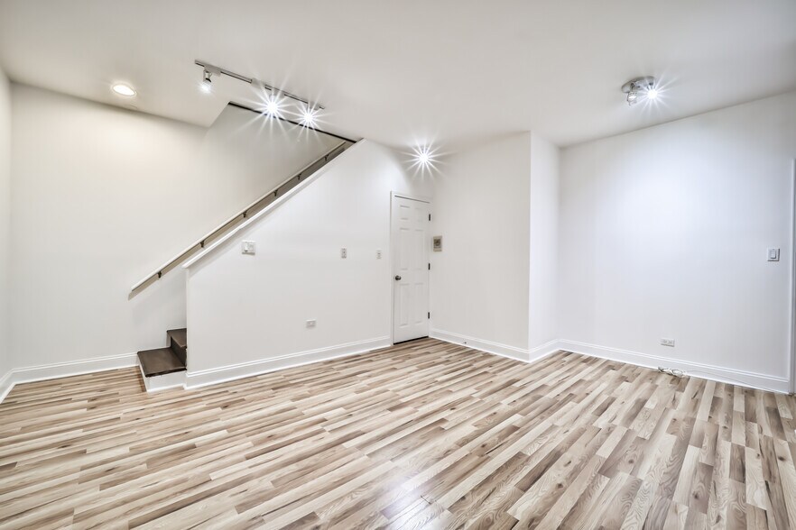 Building Photo - 734 W Waveland Ave