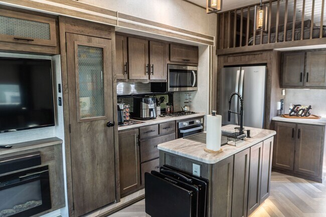 Building Photo - Turn-Key Park Model in Yuma Foothills – Fu...