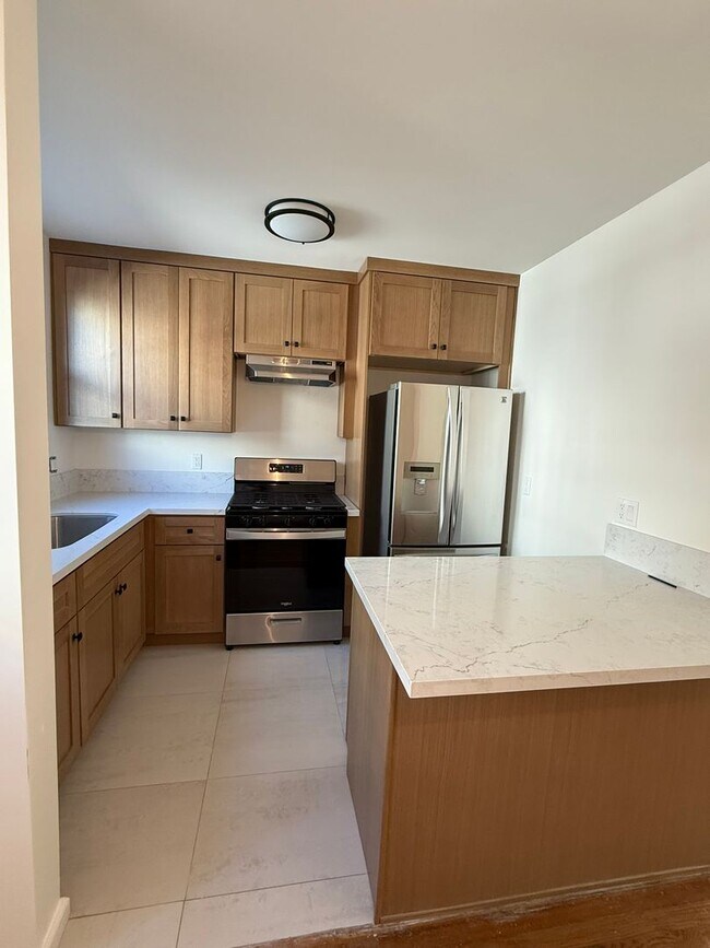 Building Photo - 4131 W Toluca Lake Ave