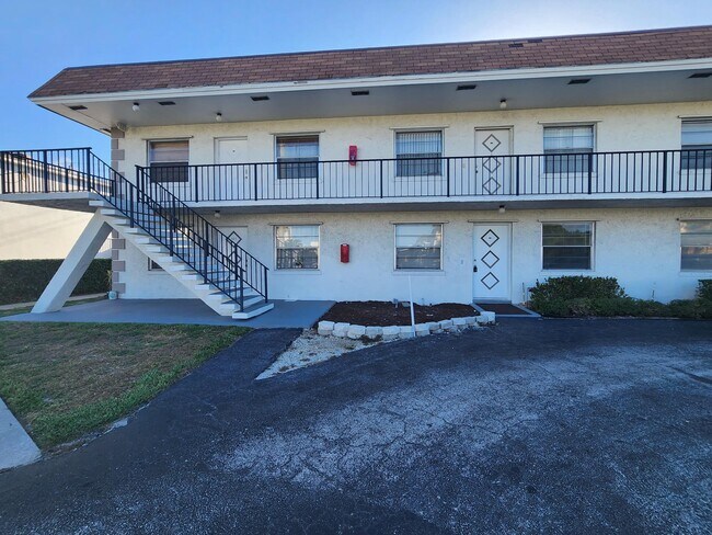 Building Photo - 227 Castlewood Dr