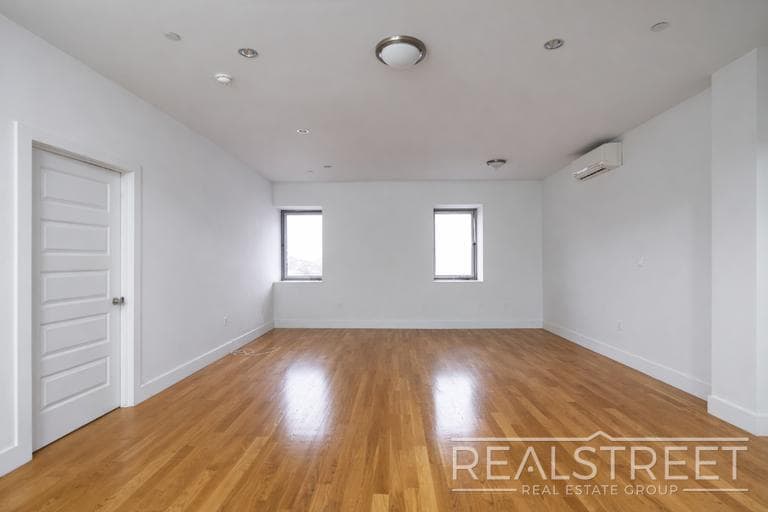 Building Photo - LUXURY 1 BED LOFT in Queens!