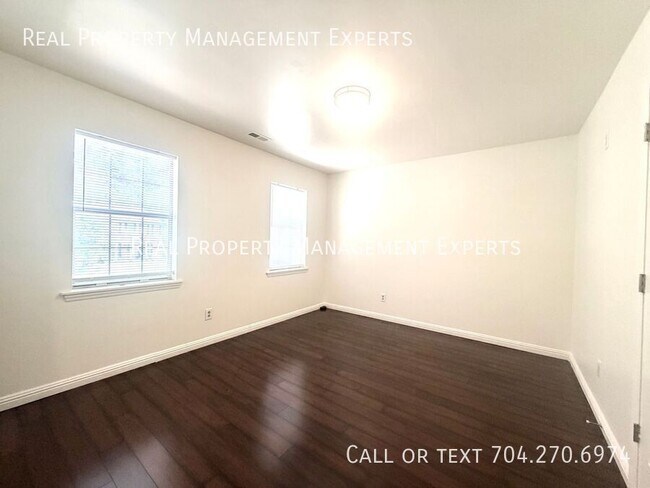 Building Photo - 8509 Golf Ridge Dr