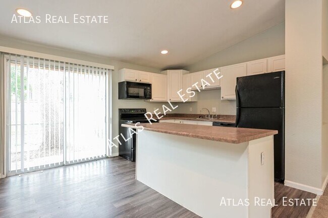 Building Photo - 3 Bedroom 2 Bath with laundry and finished...