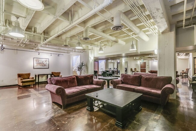 Building Photo - 114 W Adams St