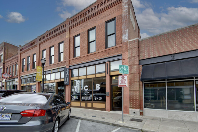 Building Photo - 327 E Walnut St