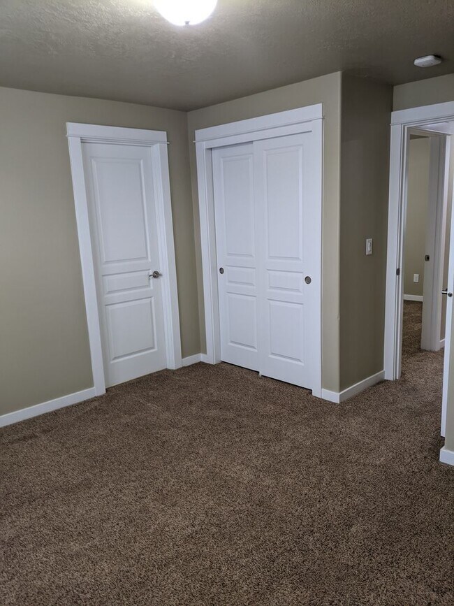 Building Photo - Beautiful 3 Bedroom, 2.5-Bath Home With Op...