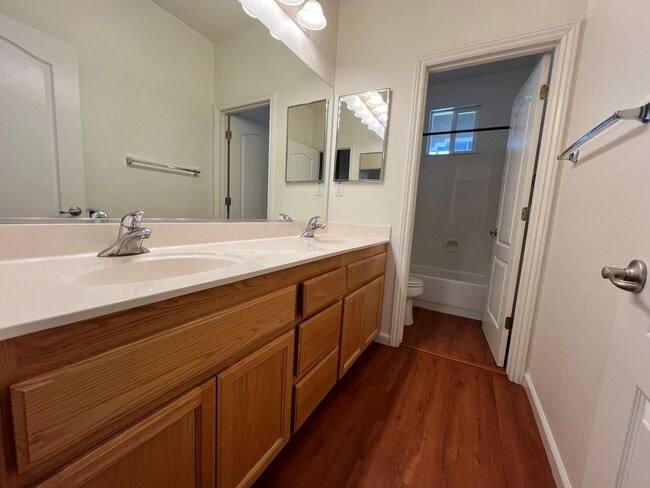 Building Photo - Spacious Folsom Parkway Home Near Park wit...