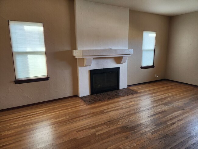 Building Photo - Occupied, do not disturb tenants. Barge-Chestnut Historic District Craftsman 2br 2ba home, with a...