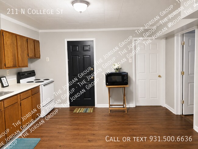 Building Photo - 211 N College St