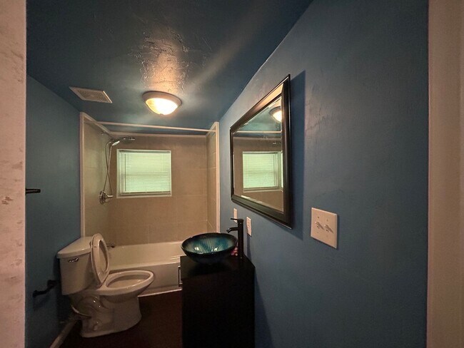 Building Photo - Charming 2 bedroom, 2 bath + bonus office ...