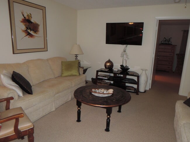 Building Photo - 1209 S Lakes End Dr