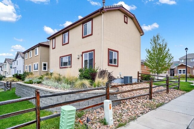 Building Photo - Low-Maintenance Northgate Home with Loft, Fireplace, and Mountain Views
