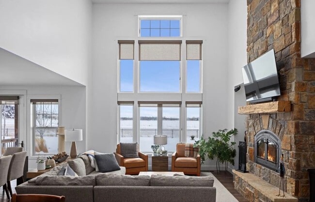 Building Photo - Stunning luxury rental!