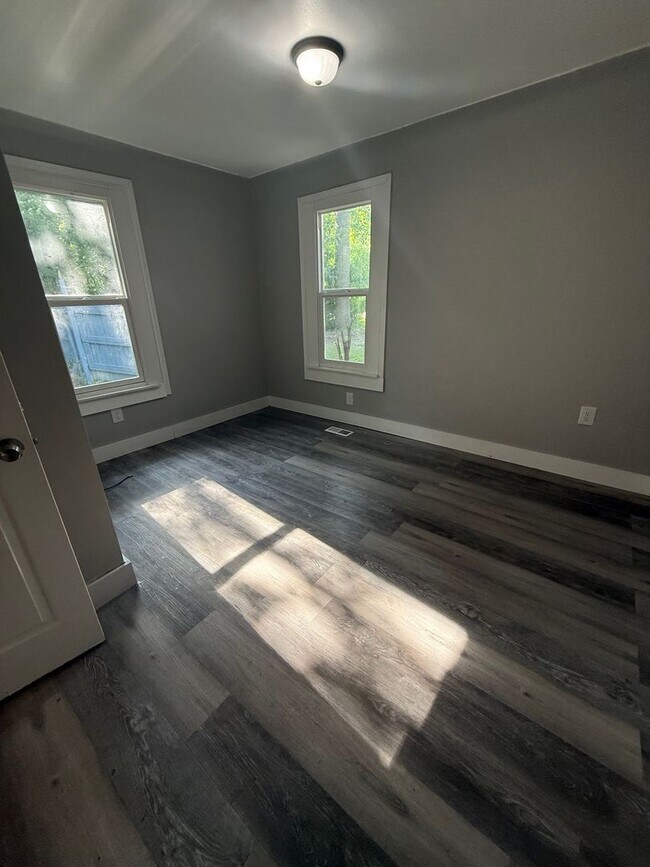 Building Photo - 4 Bedroom Home on an ACRE of land