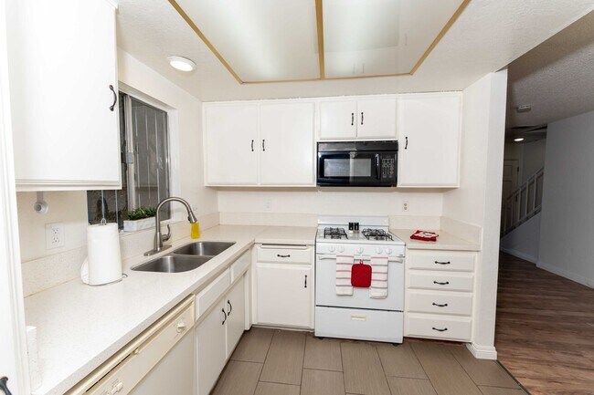 Building Photo - >>>>> TWO BEDROOM 1.5 BATHS TOWN-HOME STYL...