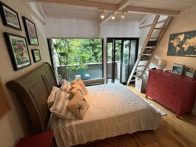 Building Photo - Fully Furnished Townhouse in the oceanfron...