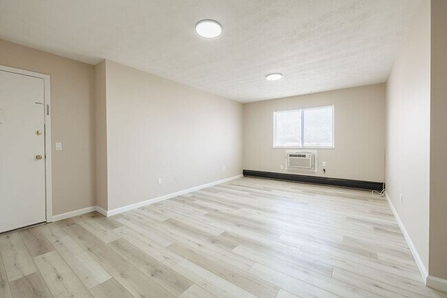 Building Photo - 35 Oakmount Ave