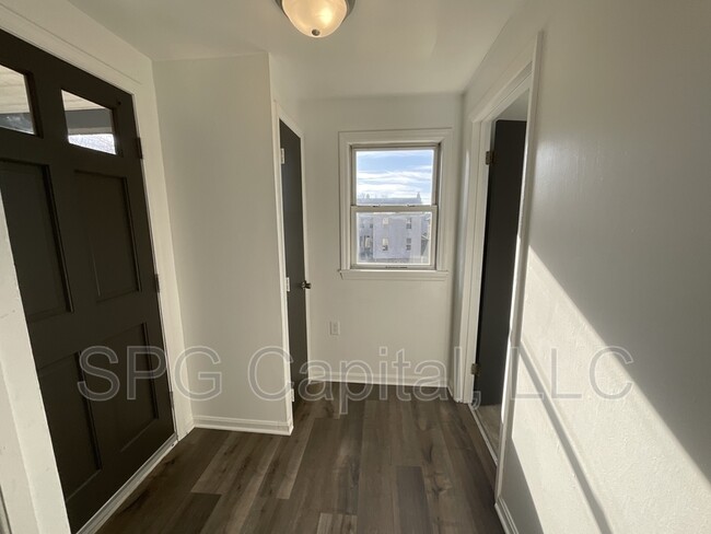 Building Photo - 124 Ann St