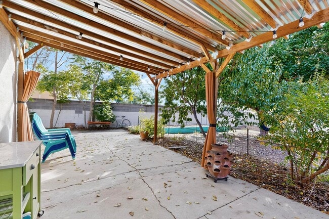 Building Photo - UPTOWN 2/bd 1/ba 1/cg 950/sf