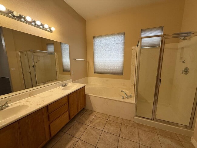 Building Photo - 432 W Carob Dr