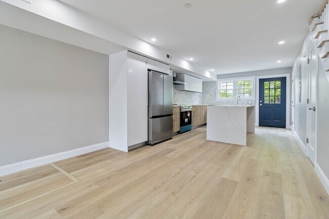 Building Photo - 192 Main St