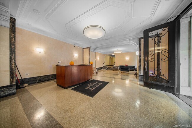 Building Photo - 779 Riverside Dr