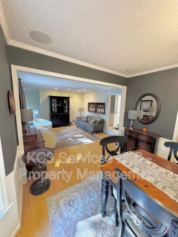 Building Photo - 615 E 101st Terrace