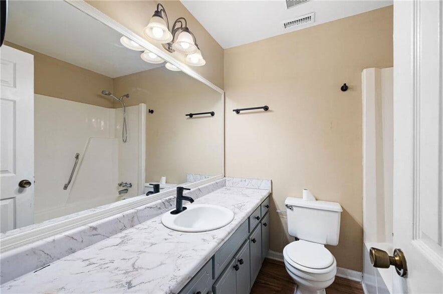 Building Photo - 2898 Lakemont Dr SW