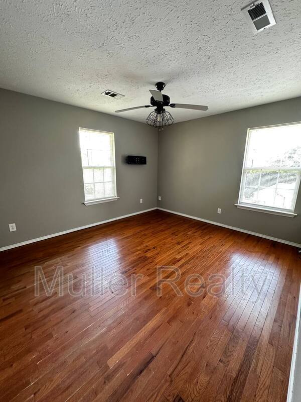 Building Photo - 621 Latham Ave